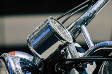 Kıbrıs Rum Kesimi 06 Mayıs 2020 'de Kıbrıs Rum Kesimi' nin Limasol adasının sokaklarına park edilmiş bir motosikletin kapatılması