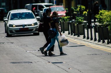 Limasol Kıbrıs Rum Kesimi 06 Mayıs 2020 Coronavirus salgını sırasında öğleden sonra Limasol sokaklarında yürüyen kimliği belirsiz kişilerin görüntüsü