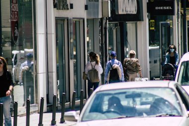 Limasol Kıbrıs Rum Kesimi 06 Mayıs 2020 Coronavirus salgını sırasında öğleden sonra Limasol sokaklarında yürüyen kimliği belirsiz kişilerin görüntüsü