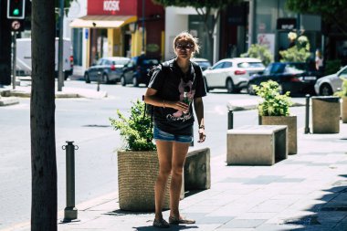 Limasol Kıbrıs Rum Kesimi 06 Mayıs 2020 Coronavirus salgını sırasında öğleden sonra Limasol sokaklarında yürüyen kimliği belirsiz kişilerin görüntüsü