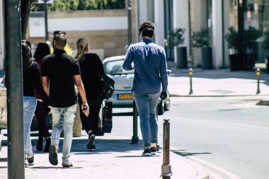 Limasol Kıbrıs Rum Kesimi 06 Mayıs 2020 Coronavirus salgını sırasında öğleden sonra Limasol sokaklarında yürüyen kimliği belirsiz kişilerin görüntüsü