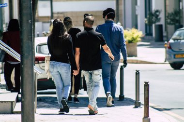 Limasol Kıbrıs Rum Kesimi 06 Mayıs 2020 Coronavirus salgını sırasında öğleden sonra Limasol sokaklarında yürüyen kimliği belirsiz kişilerin görüntüsü