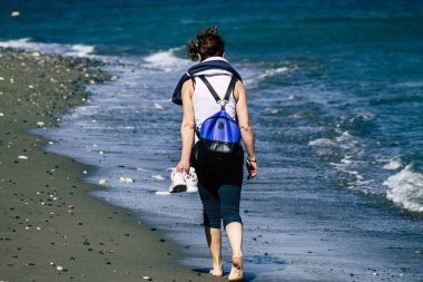 Limasol Kıbrıs Rum Kesimi 06 Mayıs 2020 Coronavirus salgını sırasında öğleden sonra Limasol sahilinde eğlenen kimliği belirsiz insanların görüntüsü