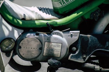 Kıbrıs Rum Kesimi 06 Mayıs 2020 'de Kıbrıs Rum Kesimi' nin Limasol adasında park halindeki Yamaha Choppy motosikletine yakın çekim