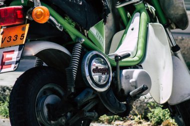 Kıbrıs Rum Kesimi 06 Mayıs 2020 'de Kıbrıs Rum Kesimi' nin Limasol adasında park halindeki Yamaha Choppy motosikletine yakın çekim