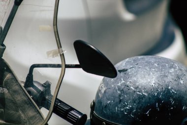 Kıbrıs Rum Kesimi 06 Mayıs 2020 'de Kıbrıs Rum Kesimi' nin Limasol adasında park halindeki Yamaha Choppy motosikletine yakın çekim