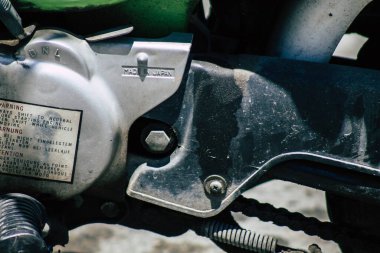 Kıbrıs Rum Kesimi 06 Mayıs 2020 'de Kıbrıs Rum Kesimi' nin Limasol adasında park halindeki Yamaha Choppy motosikletine yakın çekim