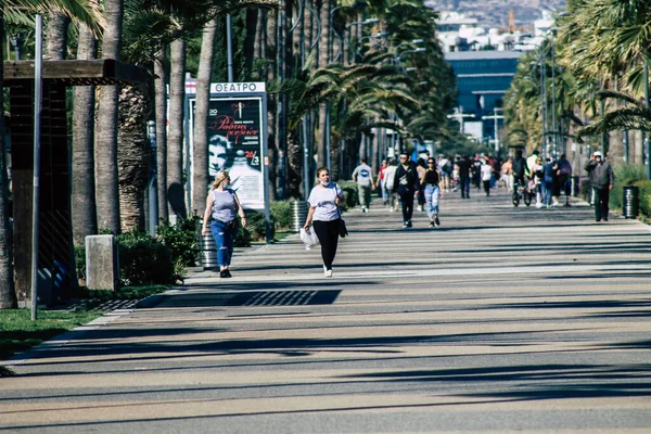 Limassolキプロス2020年5月06日コロナウイルス発生中のLimassolの海の前の遊歩道を歩く正体不明の人々の眺め — ストック写真