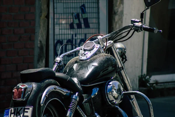 2020年5月6日 塞浦路斯利马索尔 Limassol Cyprus 禁止一辆摩托车停在塞浦路斯利马索尔 Limassol 街道上 — 图库照片