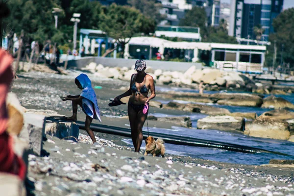 Limassol Chipre Mayo 2020 Vista Personas Identificadas Divirtiéndose Playa Limassol —  Fotos de Stock