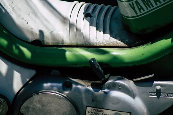 Kıbrıs Rum Kesimi 06 Mayıs 2020 'de Kıbrıs Rum Kesimi' nin Limasol adasında park halindeki Yamaha Choppy motosikletine yakın çekim