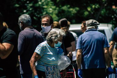 Limasol Kıbrıs Rum Kesimi 09 Mayıs 2020 'de kendilerini sabah Limasol pazarından koronavirüs alışverişinden korumak için maske takan kimliği belirsiz insanların görüntüsü