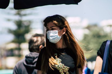 Limasol Kıbrıs Rum Kesimi 09 Mayıs 2020 'de kendilerini sabah Limasol pazarından koronavirüs alışverişinden korumak için maske takan kimliği belirsiz insanların görüntüsü
