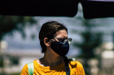 Limasol Kıbrıs Rum Kesimi 09 Mayıs 2020 'de kendilerini sabah Limasol pazarından koronavirüs alışverişinden korumak için maske takan kimliği belirsiz insanların görüntüsü