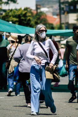 Limasol Kıbrıs Rum Kesimi 09 Mayıs 2020 'de kendilerini sabah Limasol pazarından koronavirüs alışverişinden korumak için maske takan kimliği belirsiz insanların görüntüsü