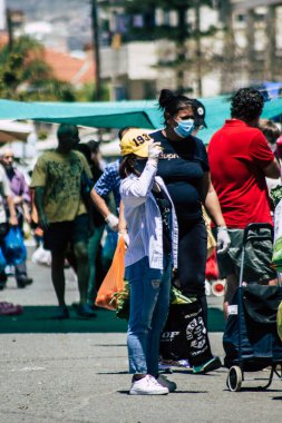 Limasol Kıbrıs Rum Kesimi 09 Mayıs 2020 'de kendilerini sabah Limasol pazarından koronavirüs alışverişinden korumak için maske takan kimliği belirsiz insanların görüntüsü