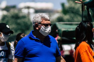 Limasol Kıbrıs Rum Kesimi 09 Mayıs 2020 'de kendilerini sabah Limasol pazarından koronavirüs alışverişinden korumak için maske takan kimliği belirsiz insanların görüntüsü