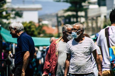 Limasol Kıbrıs Rum Kesimi 09 Mayıs 2020 'de kendilerini sabah Limasol pazarından koronavirüs alışverişinden korumak için maske takan kimliği belirsiz insanların görüntüsü