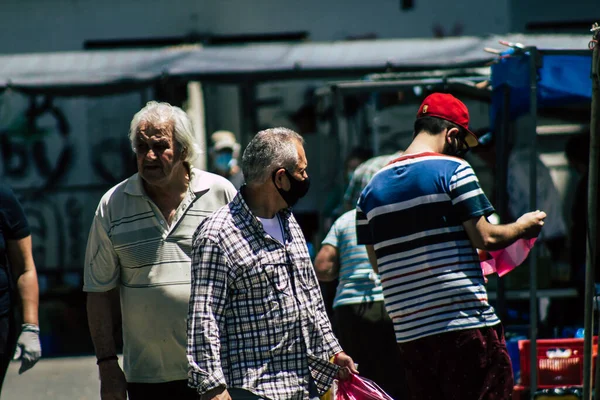 Limasol Kıbrıs Rum Kesimi 09 Mayıs 2020 'de kendilerini sabah Limasol pazarından koronavirüs alışverişinden korumak için maske takan kimliği belirsiz insanların görüntüsü