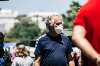 Limasol Kıbrıs Rum Kesimi 09 Mayıs 2020 'de kendilerini sabah Limasol pazarından koronavirüs alışverişinden korumak için maske takan kimliği belirsiz insanların görüntüsü