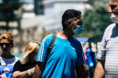 Limasol Kıbrıs Rum Kesimi 09 Mayıs 2020 'de kendilerini sabah Limasol pazarından koronavirüs alışverişinden korumak için maske takan kimliği belirsiz insanların görüntüsü