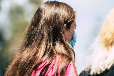 Limasol Kıbrıs Rum Kesimi 09 Mayıs 2020 'de kendilerini sabah Limasol pazarından koronavirüs alışverişinden korumak için maske takan kimliği belirsiz insanların görüntüsü