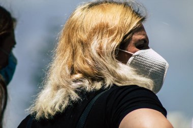 Limasol Kıbrıs Rum Kesimi 09 Mayıs 2020 'de kendilerini sabah Limasol pazarından koronavirüs alışverişinden korumak için maske takan kimliği belirsiz insanların görüntüsü