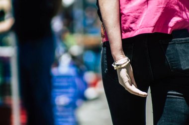 Limasol Kıbrıs Rum Kesimi 09 Mayıs 2020 'de kendilerini sabah Limasol pazarından koronavirüs alışverişinden korumak için maske takan kimliği belirsiz insanların görüntüsü