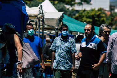 Limasol Kıbrıs Rum Kesimi 09 Mayıs 2020 'de kendilerini sabah Limasol pazarından koronavirüs alışverişinden korumak için maske takan kimliği belirsiz insanların görüntüsü