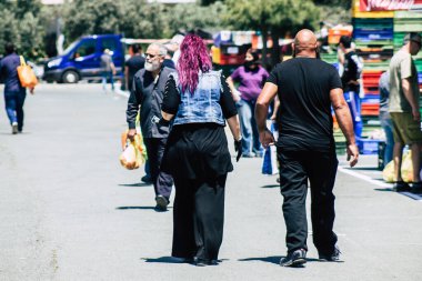 Limasol Kıbrıs Rum Kesimi 09 Mayıs 2020 'de sabah Limasol pazarından kendilerini koronavirüs alışverişinden korumak için maskesi olmayan kimliği belirsiz insanların görüntüsü