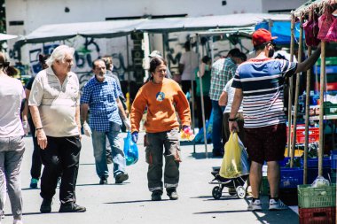 Limasol Kıbrıs Rum Kesimi 09 Mayıs 2020 'de sabah Limasol pazarından kendilerini koronavirüs alışverişinden korumak için maskesi olmayan kimliği belirsiz insanların görüntüsü