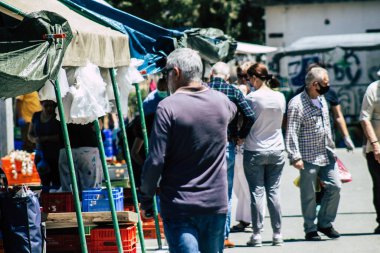 Limasol Kıbrıs Rum Kesimi 09 Mayıs 2020 'de sabah Limasol pazarından kendilerini koronavirüs alışverişinden korumak için maskesi olmayan kimliği belirsiz insanların görüntüsü