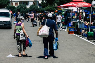 Limasol Kıbrıs Rum Kesimi 09 Mayıs 2020 'de sabah Limasol pazarından kendilerini koronavirüs alışverişinden korumak için maskesi olmayan kimliği belirsiz insanların görüntüsü