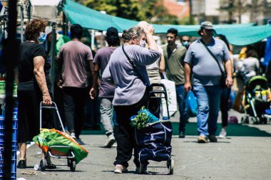 Limasol Kıbrıs Rum Kesimi 09 Mayıs 2020 'de sabah Limasol pazarından kendilerini koronavirüs alışverişinden korumak için maskesi olmayan kimliği belirsiz insanların görüntüsü