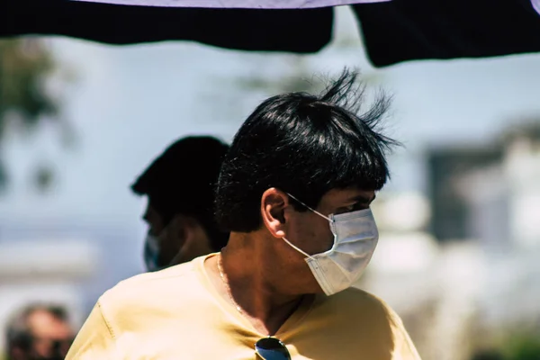 Limassolキプロス5月09 2020 顔のマスクを持つ正体不明の人々のビューは 午前中にLimassol市場でのコロナウイルスショッピングから身を守るために — ストック写真