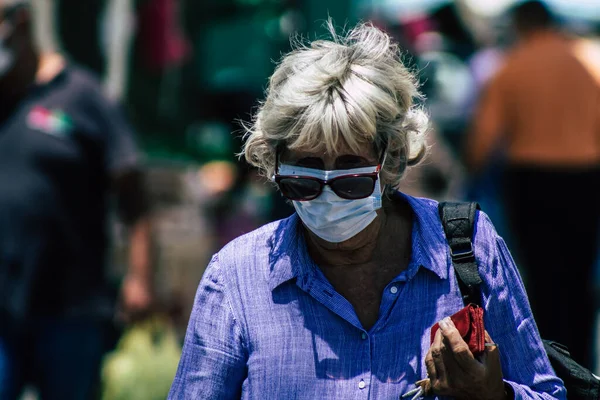 2020年5月9日上午 在利马索尔市场看到一个戴着面具的身份不明的人 以保护自己免受考拉韦尔斯购物的伤害 — 图库照片