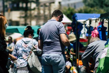 Limasol Kıbrıs Rum Kesimi 09 Mayıs 2020 'de sabah Limasol pazarından kendilerini koronavirüs alışverişinden korumak için maskesi olmayan kimliği belirsiz insanların görüntüsü