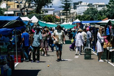Limasol Kıbrıs Rum Kesimi 09 Mayıs 2020 'de sabah Limasol pazarından kendilerini koronavirüs alışverişinden korumak için maskesi olmayan kimliği belirsiz insanların görüntüsü