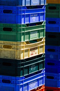 Limasol Kıbrıs Rum Kesimi 09 Mayıs 2020 Sabahleyin Limasol pazarında satılan sebzeleri içeren çeşitli kutuların görüntüsü