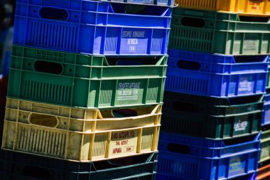 Limasol Kıbrıs Rum Kesimi 09 Mayıs 2020 Sabahleyin Limasol pazarında satılan sebzeleri içeren çeşitli kutuların görüntüsü