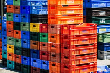 Limasol Kıbrıs Rum Kesimi 09 Mayıs 2020 Sabahleyin Limasol pazarında satılan sebzeleri içeren çeşitli kutuların görüntüsü