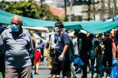 Limasol Kıbrıs Rum Kesimi 09 Mayıs 2020 'de kendilerini sabah Limasol pazarından koronavirüs alışverişinden korumak için maske takan kimliği belirsiz insanların görüntüsü