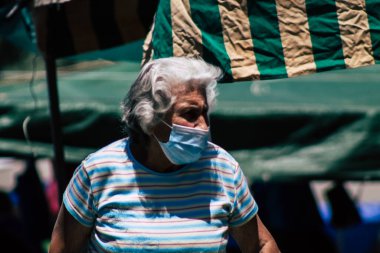 Limasol Kıbrıs Rum Kesimi 09 Mayıs 2020 'de kendilerini sabah Limasol pazarından koronavirüs alışverişinden korumak için maske takan kimliği belirsiz insanların görüntüsü