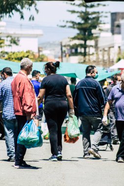 Limasol Kıbrıs Rum Kesimi 09 Mayıs 2020 'de sabah Limasol pazarından kendilerini koronavirüs alışverişinden korumak için maskesi olmayan kimliği belirsiz insanların görüntüsü
