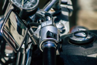 Kıbrıs Rum Kesimi 10 Mayıs 2020 'de Kıbrıs Rum Kesimi' nin Limasol adasında park halindeki Honda VLX motosikletine yakın çekim