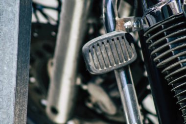 Kıbrıs Rum Kesimi 10 Mayıs 2020 'de Kıbrıs Rum Kesimi' nin Limasol adasında park halindeki Honda VLX motosikletine yakın çekim