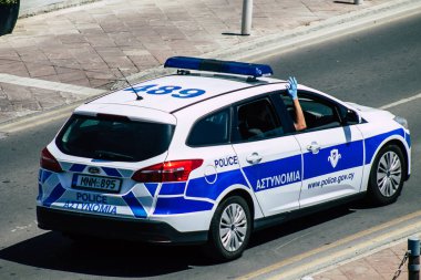 Limasol Kıbrıs Rum Kesimi 10 Mayıs 2020 'de öğleden sonra Limasol sokaklarında dolaşan geleneksel bir Kıbrıs polis aracının görüntüsü