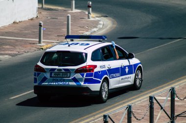 Limasol Kıbrıs Rum Kesimi 10 Mayıs 2020 'de öğleden sonra Limasol sokaklarında dolaşan geleneksel bir Kıbrıs polis aracının görüntüsü