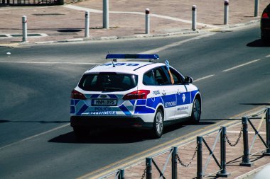 Limasol Kıbrıs Rum Kesimi 10 Mayıs 2020 'de öğleden sonra Limasol sokaklarında dolaşan geleneksel bir Kıbrıs polis aracının görüntüsü