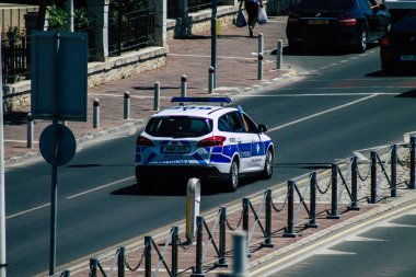 Limasol Kıbrıs Rum Kesimi 10 Mayıs 2020 'de öğleden sonra Limasol sokaklarında dolaşan geleneksel bir Kıbrıs polis aracının görüntüsü